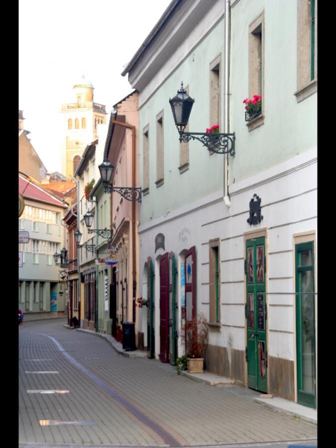 Ezuest Boroka Apartman Eger Exterior photo