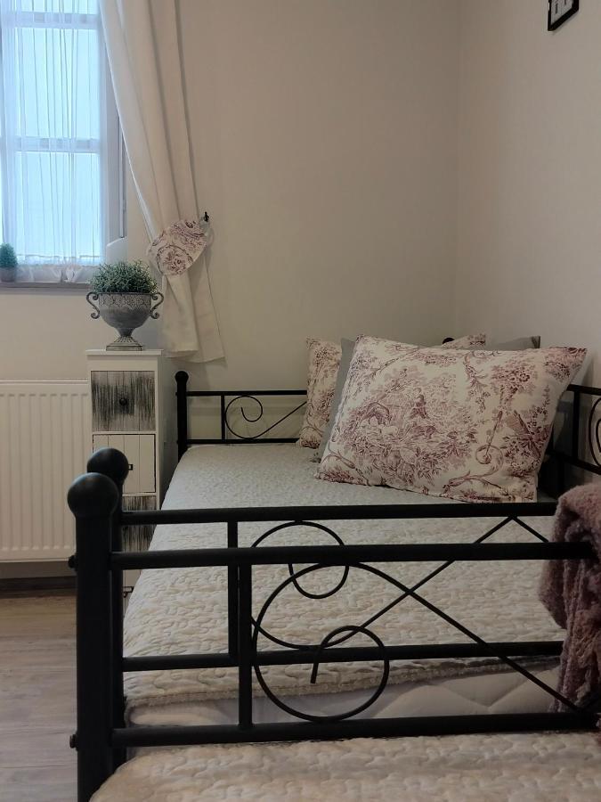 Ezuest Boroka Apartman Eger Exterior photo